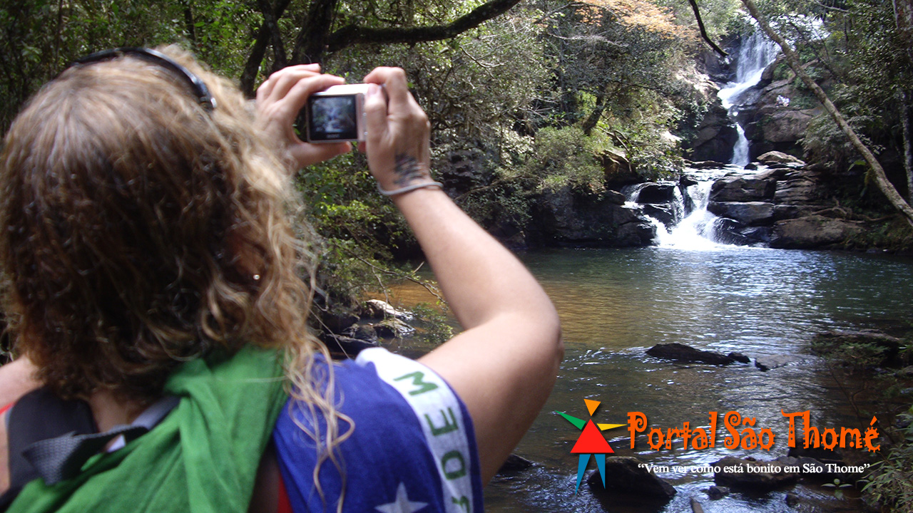 Turista Fotografando a Cachoeira Véu de Noiva