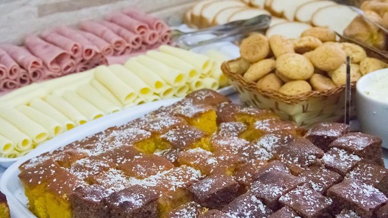 Café da manhã com bolos e doces
