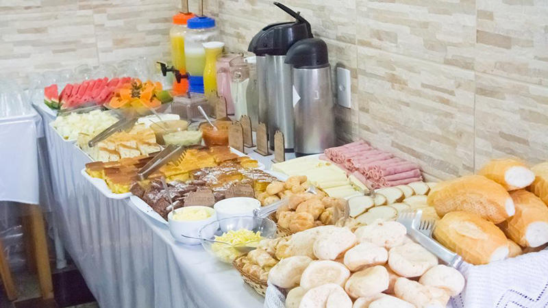 Café da manhã com sucos e frutas