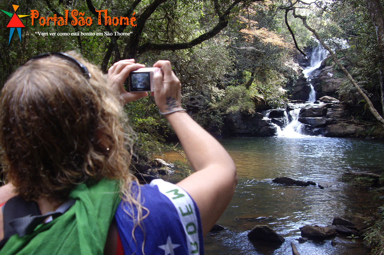 Turista Fotografando a Cachoeira Véu de Noiva em São Thomé